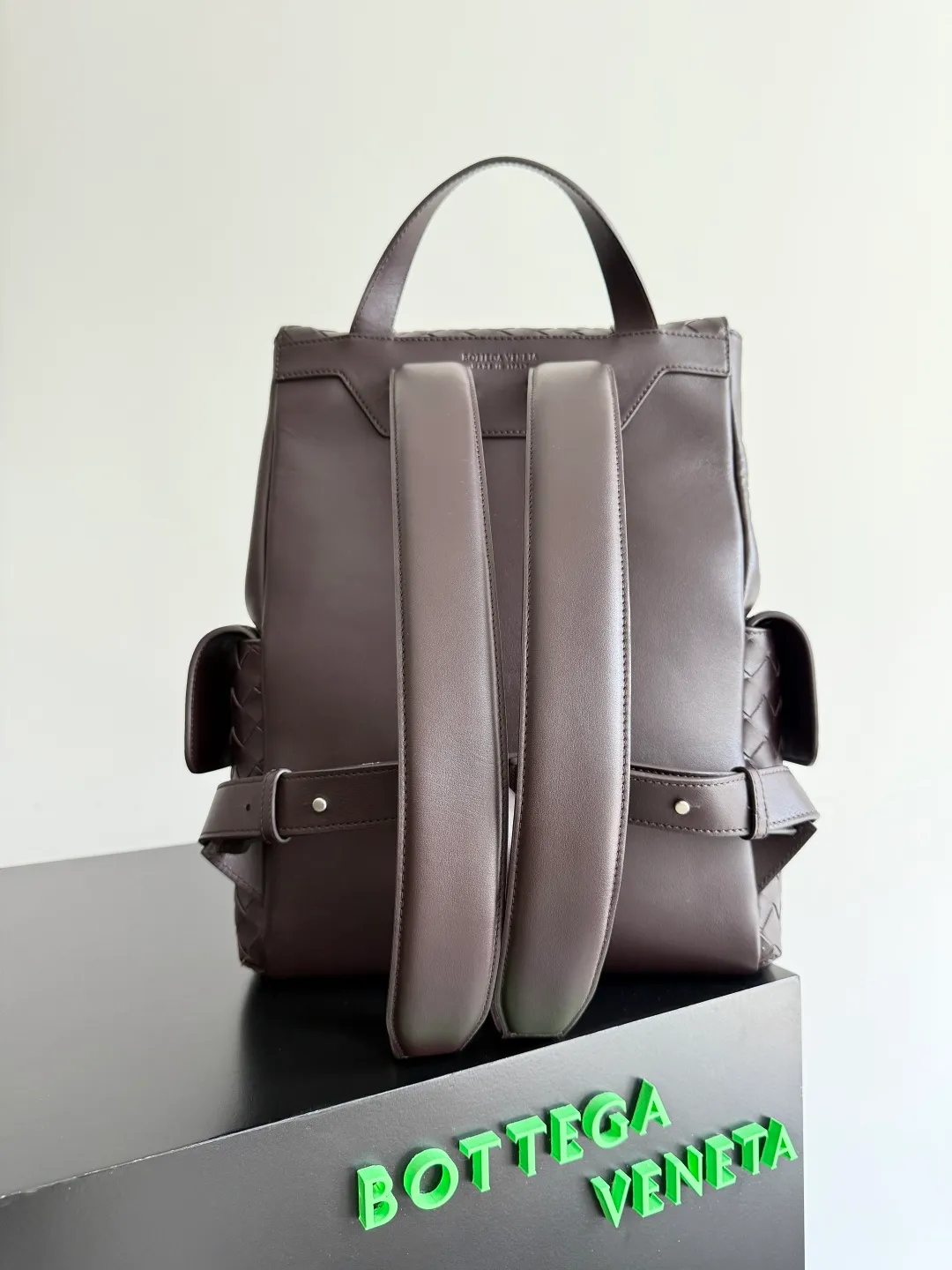 Batch 2560 Bottega Veneta's new Back To School backpack uses the iconic Intrecciato weaving leather process. Craftsmen use fine soft calfskin to weave it by hand. The weaving is tight and regular, and the texture is three-dimensional. The luster of the leather is super high-end, and the woven design of two different leathers creates a unique sense of layering. The flip-open design is equipped with two external flap pockets. It is super versatile whether it is for work, travel or daily life, and the capacity is also very practical.  The Back-To-School backpack is lighter than previous backpacks, and the space is large but not bulky. There are compartments for laptops and documents on the inner layer. The style is personalized, and it looks good and is easy to match. Carrying this backpack will double your chances of returning! Style number: 805971 Size: 39*31*14cm